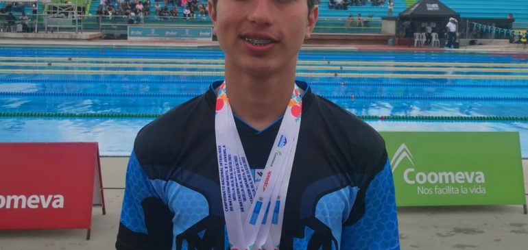 Frank Solano, del Meta, triple medallista en Campeonato Nacional de Natación.