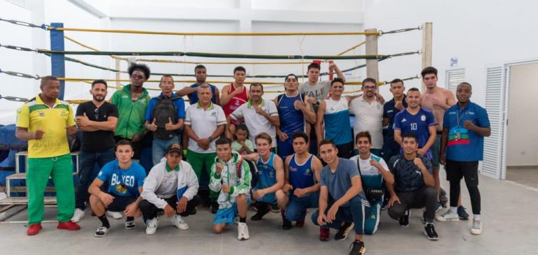 Pugilistas argentinos visitaron a los pegadores metenses y se pusieron los guantes.