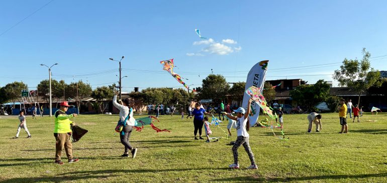 Familias del barrio Betty Camacho vivieron una fiesta en el cielo durante el Festival de Cometas